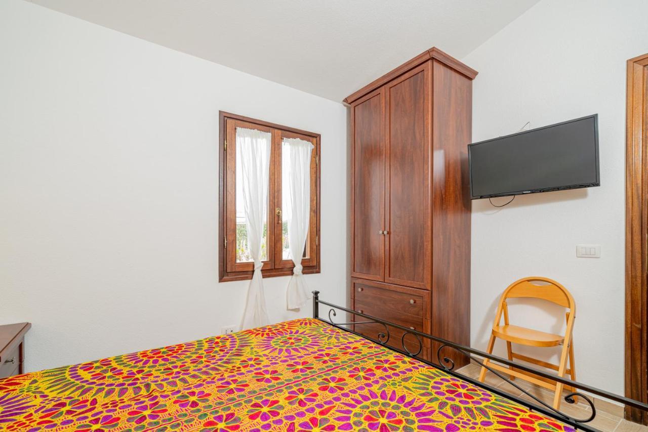 Appartamento Trilocale Le Canne 4 Posti Letto Con Giardino E Posto Auto Privato San Teodoro  Exteriör bild